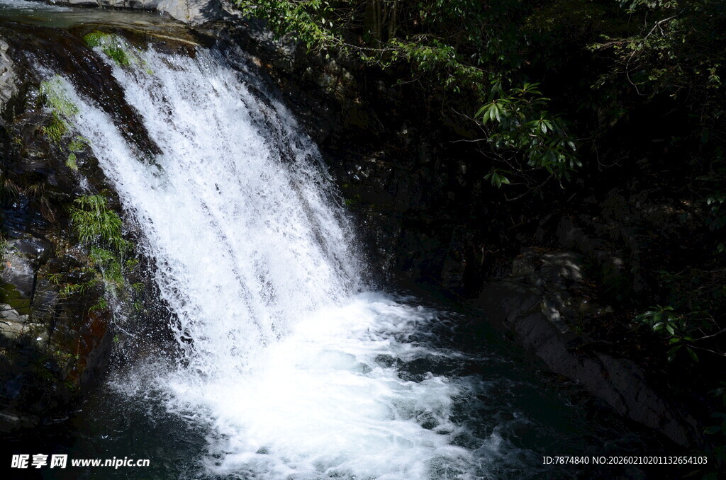 婺源山间瀑布景观