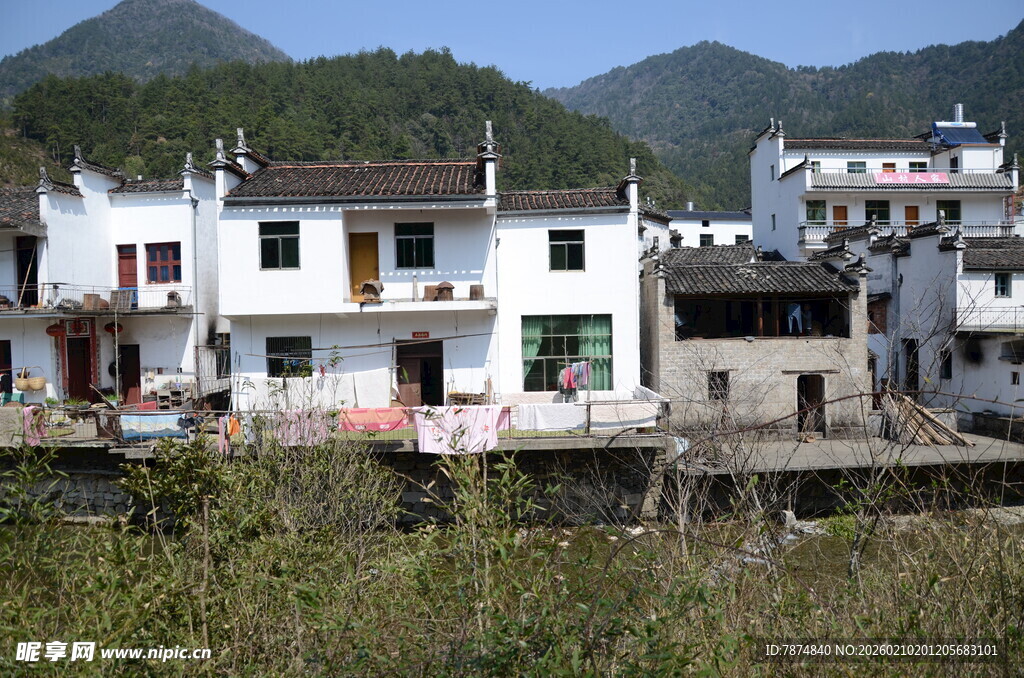 婺源白墙黛瓦的宁静山村