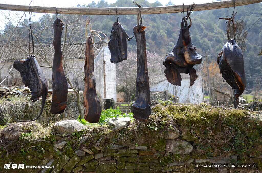 婺源户外悬挂的腌制肉类