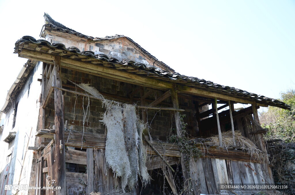 婺源古老破旧的木质传统民居