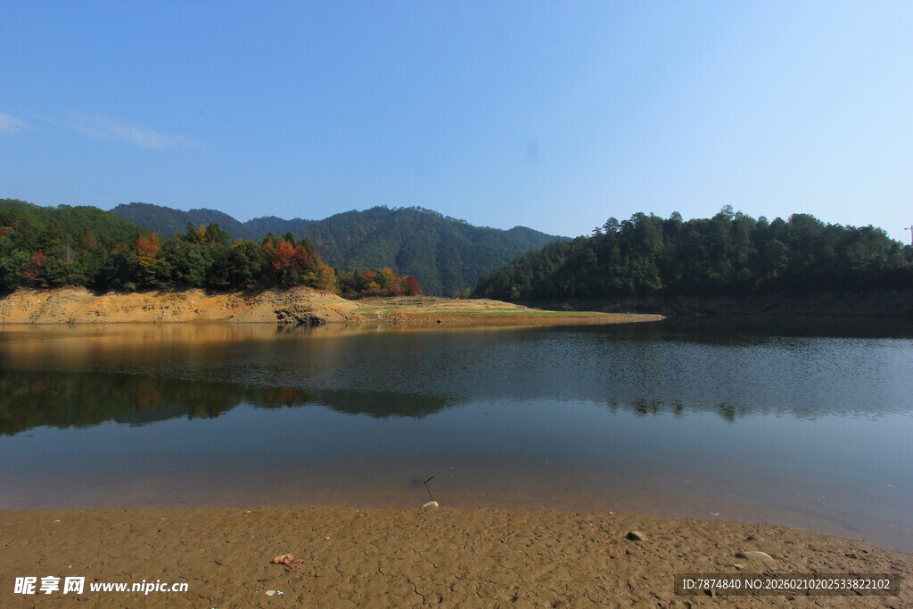 婺源宁静湖畔风光