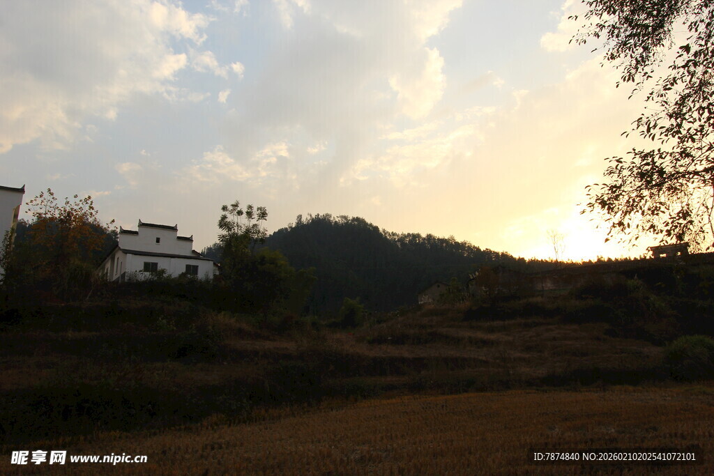 婺源夕阳下的乡村田园景色