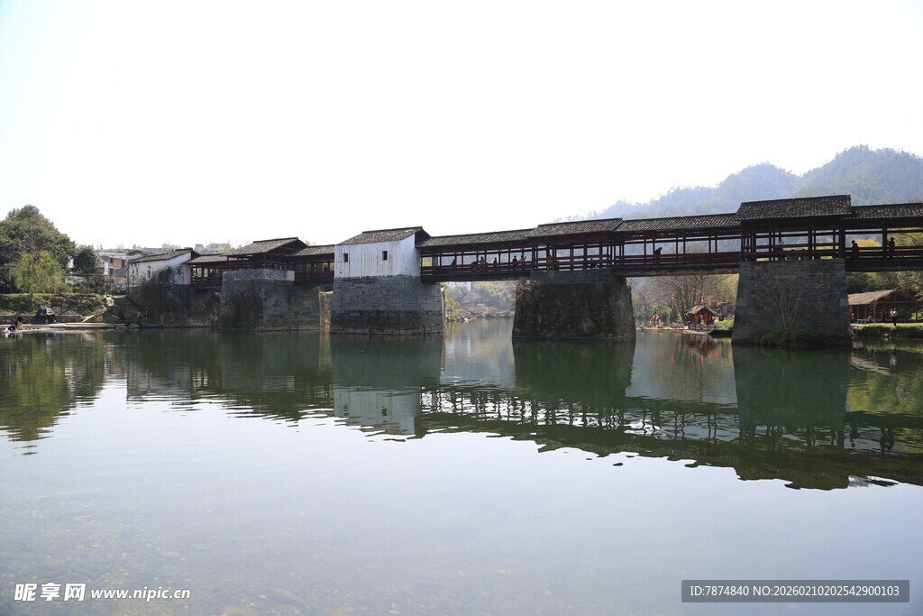婺源古桥横跨平静水面