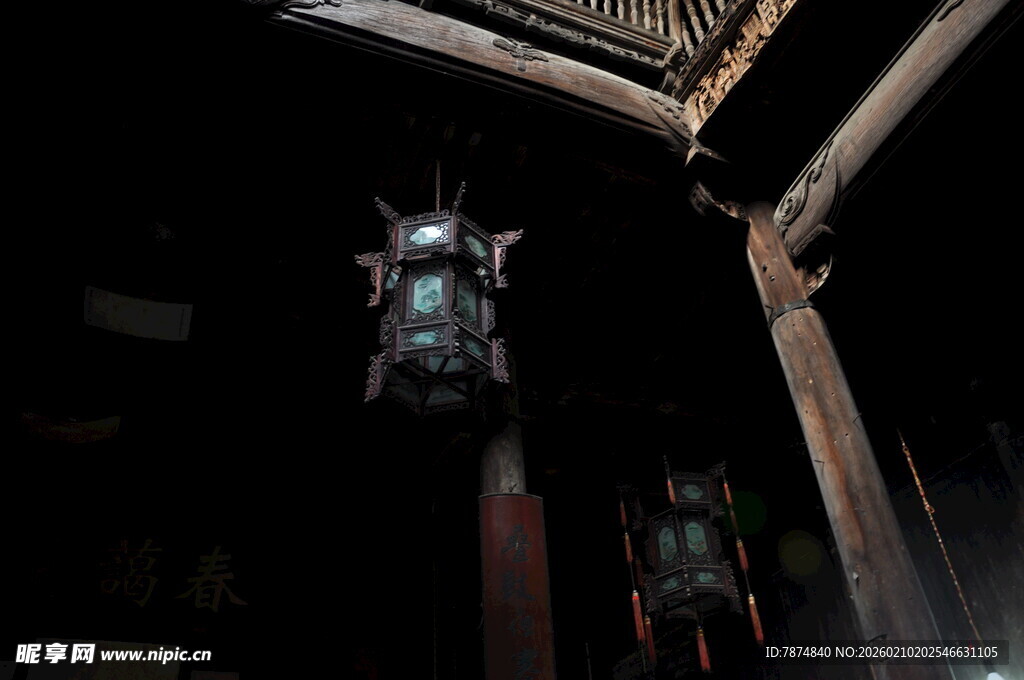 婺源复古煤油灯悬挂于屋檐下