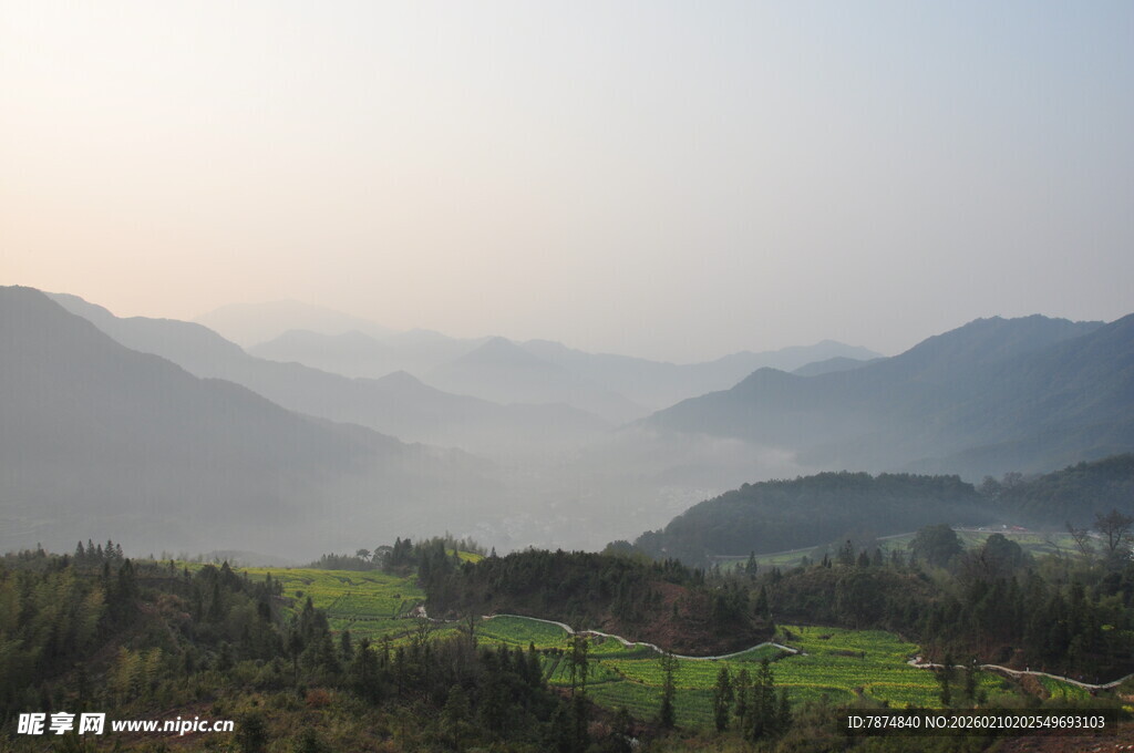 婺源山间晨景 云雾缭绕绿意浓