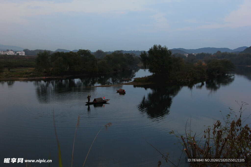 婺源宁静湖面与岸边树木景致