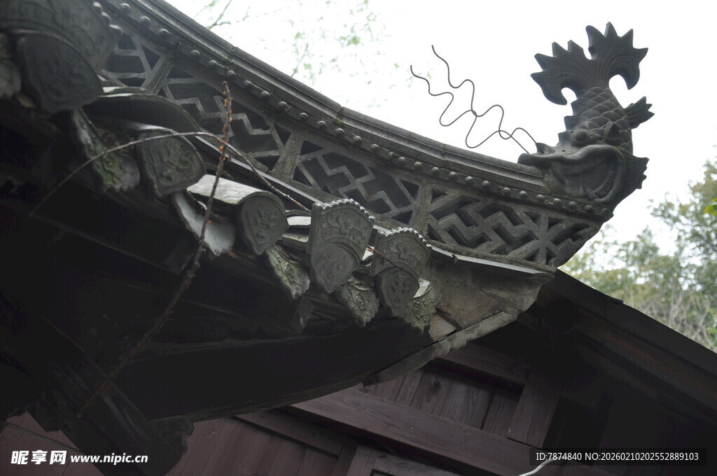 婺源中式古建筑屋檐精美雕刻