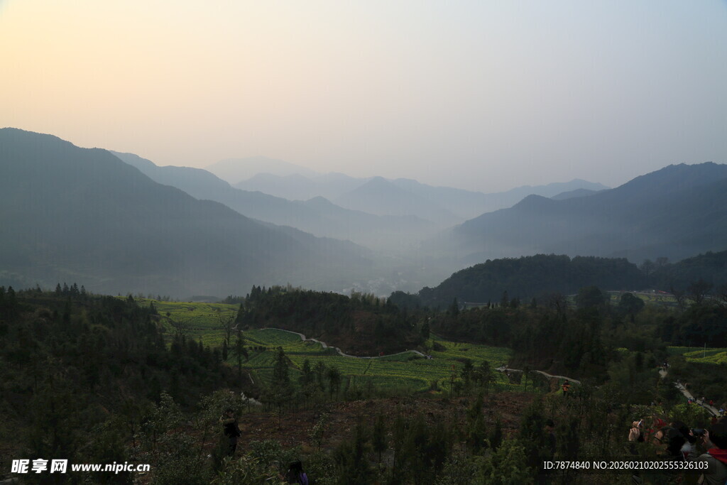 婺源山间暮色中的葱郁景致
