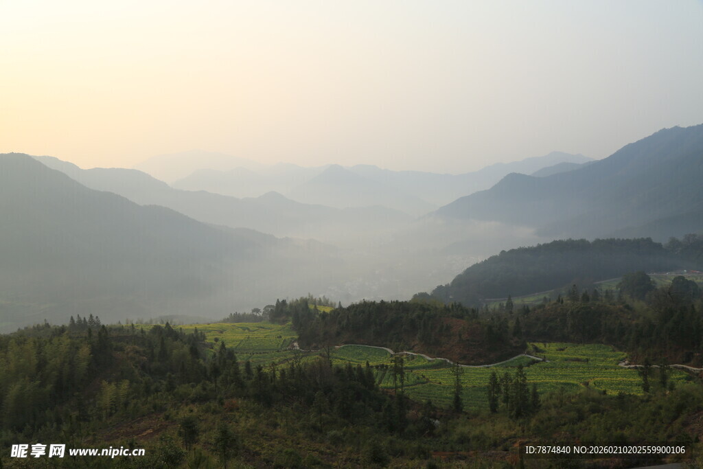 婺源山间晨景 田园隐于薄雾中