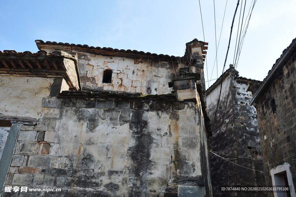婺源古老斑驳的石砌民居一角