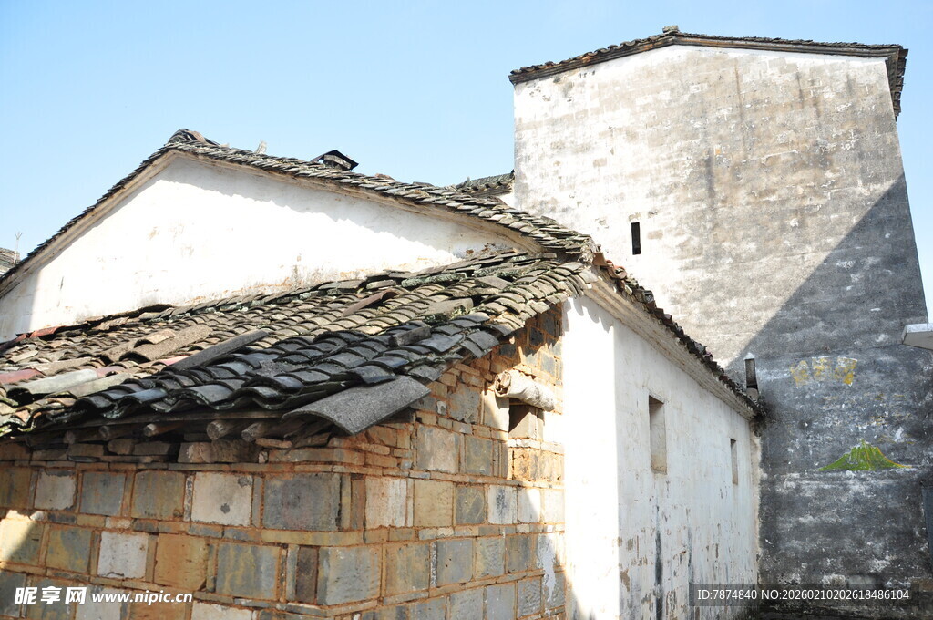 婺源古老村落中的破旧房屋
