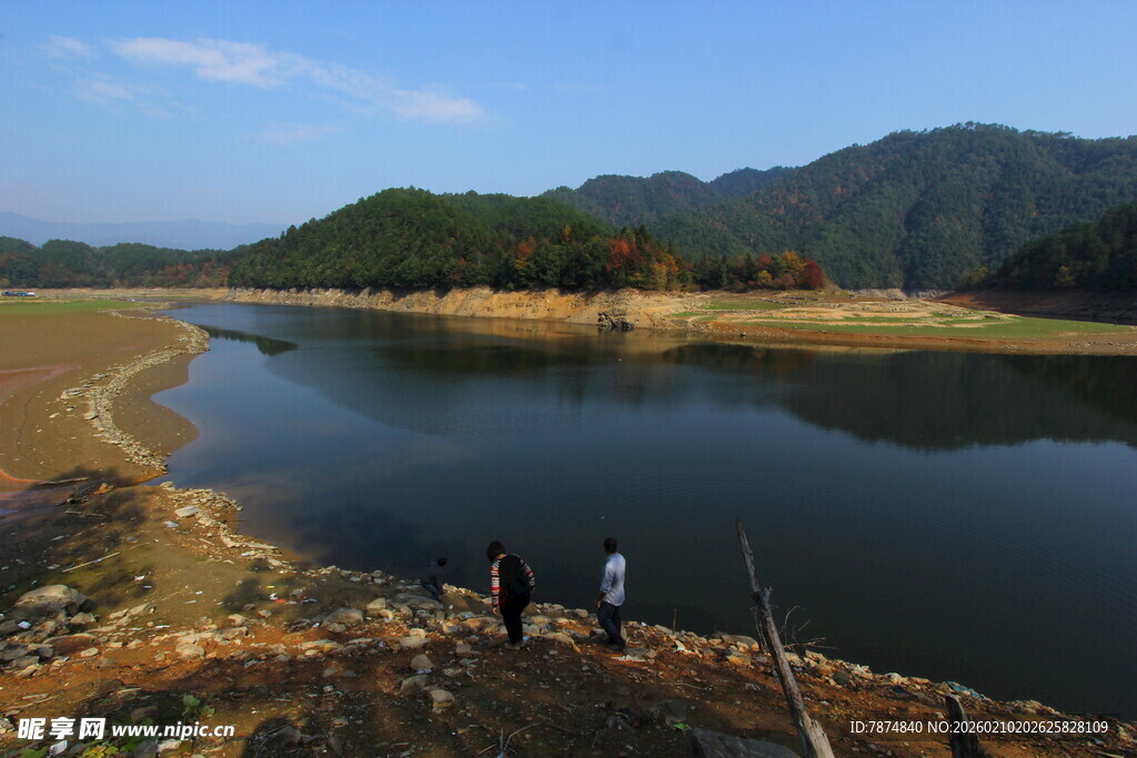婺源湖畔垂钓美景