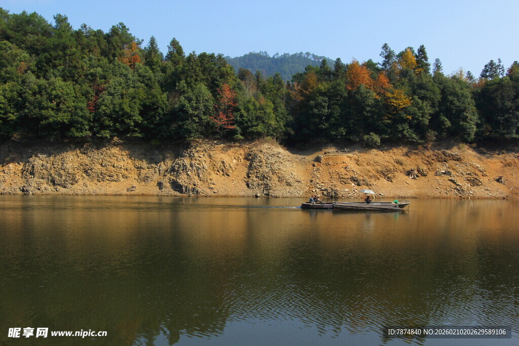 婺源湖畔孤舟 山林环绕美景
