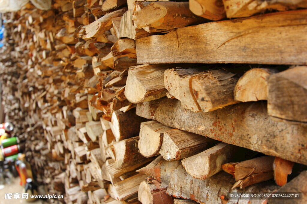 婺源整齐堆放的劈柴