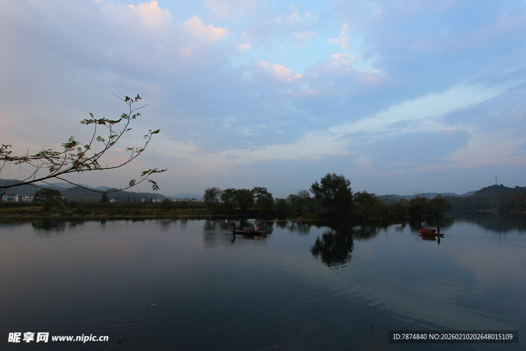 婺源宁静湖畔的黄昏美景