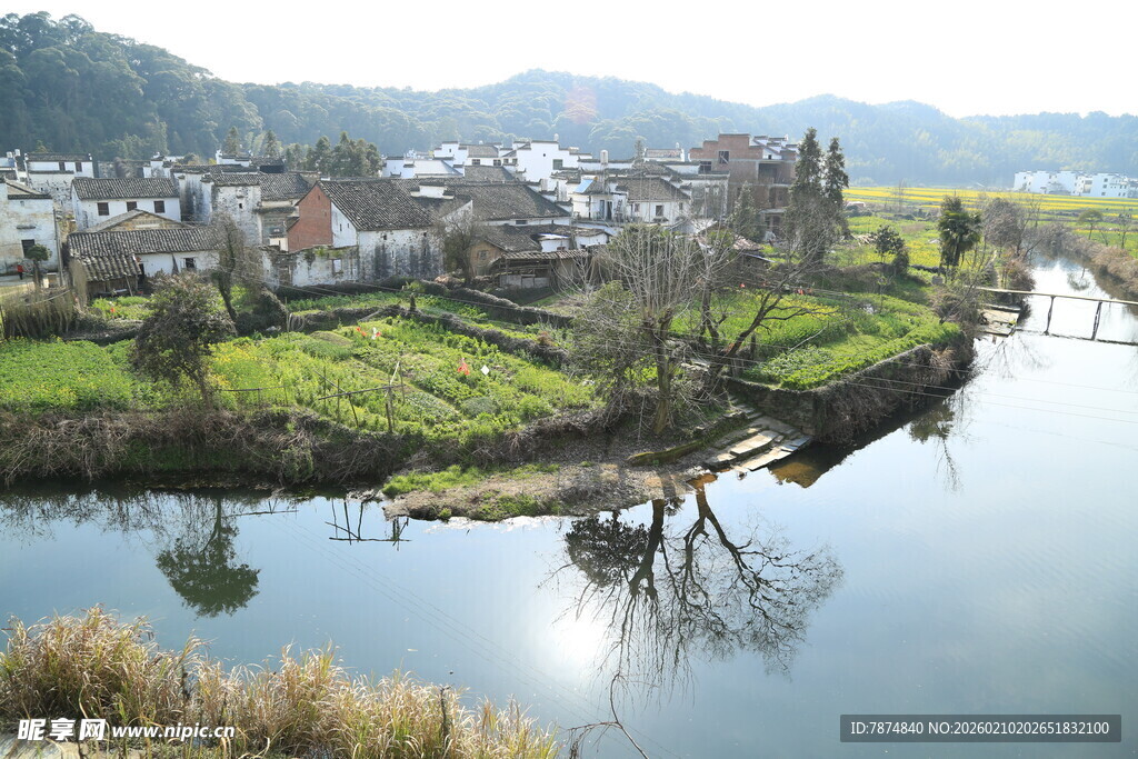 婺源河畔村庄美景