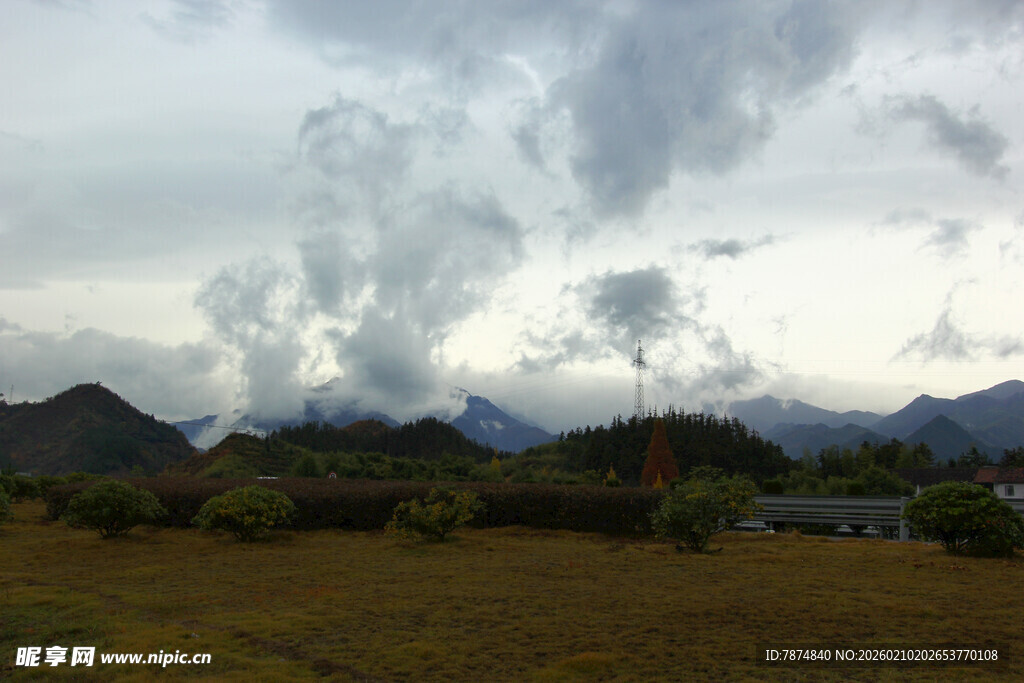 婺源山间田野上的壮丽云层