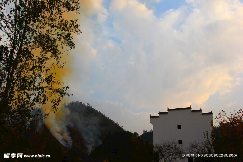 婺源山间暮色中的建筑与树木