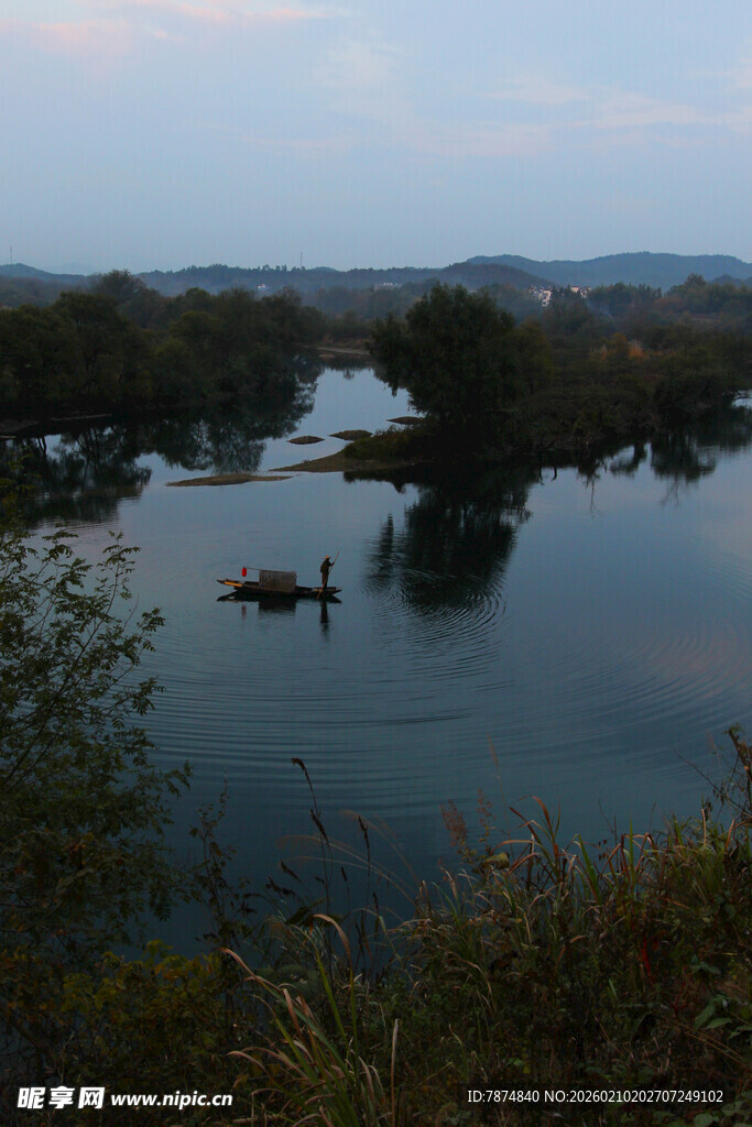 婺源黄昏河畔小船静谧景象