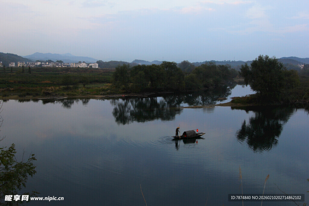 婺源宁静湖面小船悠然景致
