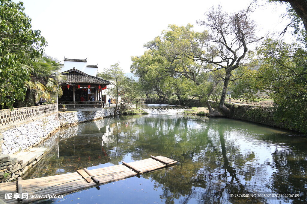 婺源中式园林水景中的木质平台