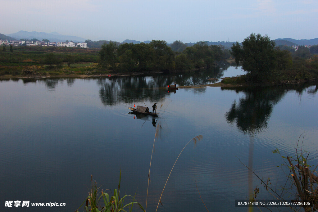 婺源宁静湖畔风光