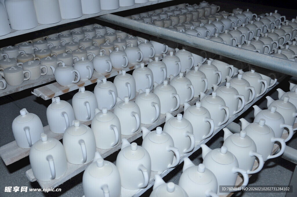 婺源工厂内整齐排列的白色杯子