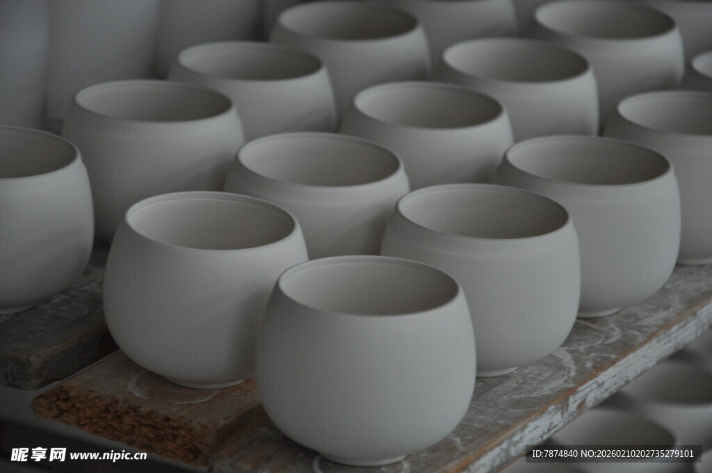 婺源整齐排列的白色陶瓷杯