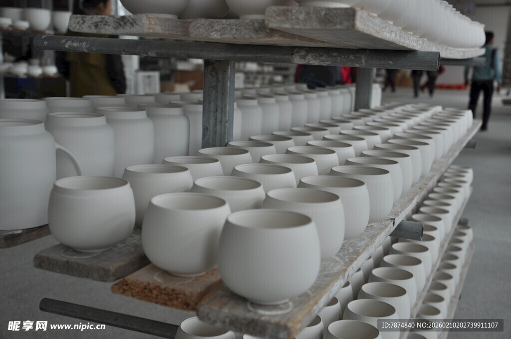 婺源陶瓷杯整齐摆放于生产线