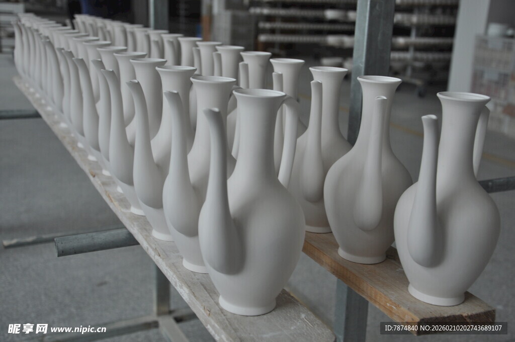 婺源一排素色陶瓷花瓶待烧制