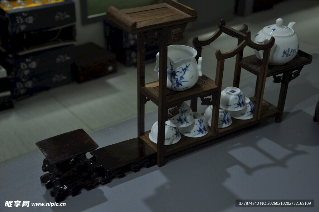 婺源中式古雅博古架与瓷器