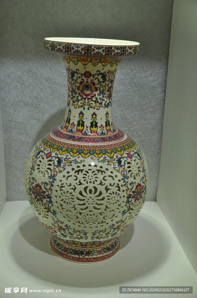 婺源精美花纹陶瓷花瓶