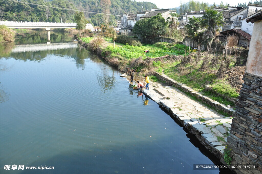 婺源宁静河畔乡村景致
