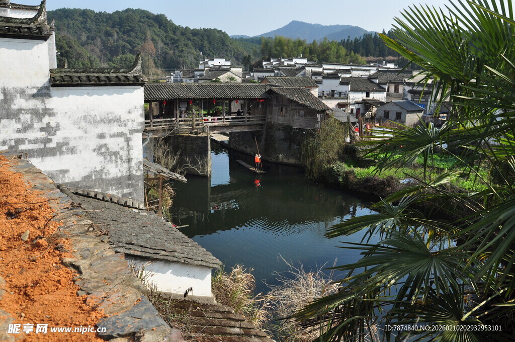 婺源古桥流水旁的村落景致