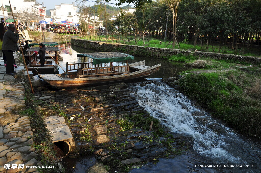 婺源乡村溪边小船与劳作场景