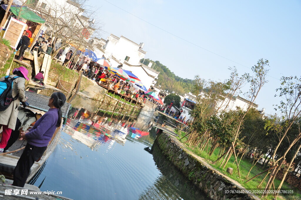 婺源水乡热闹的乘船场景