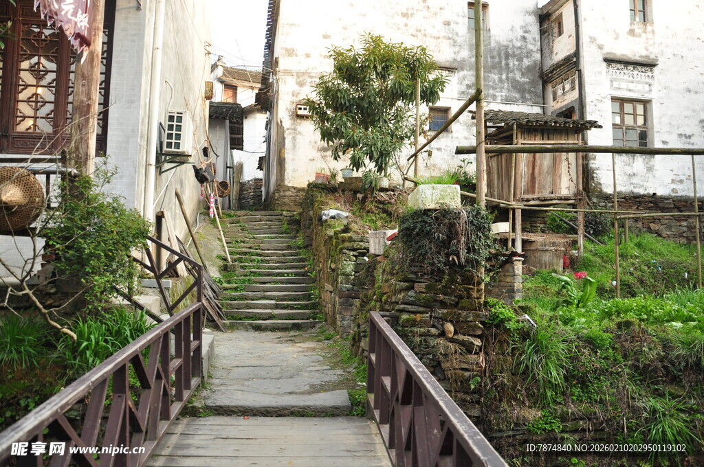 婺源幽静小巷中的木质步道