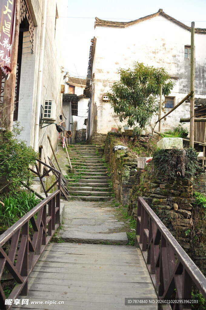 婺源古朴小巷中的木质步道