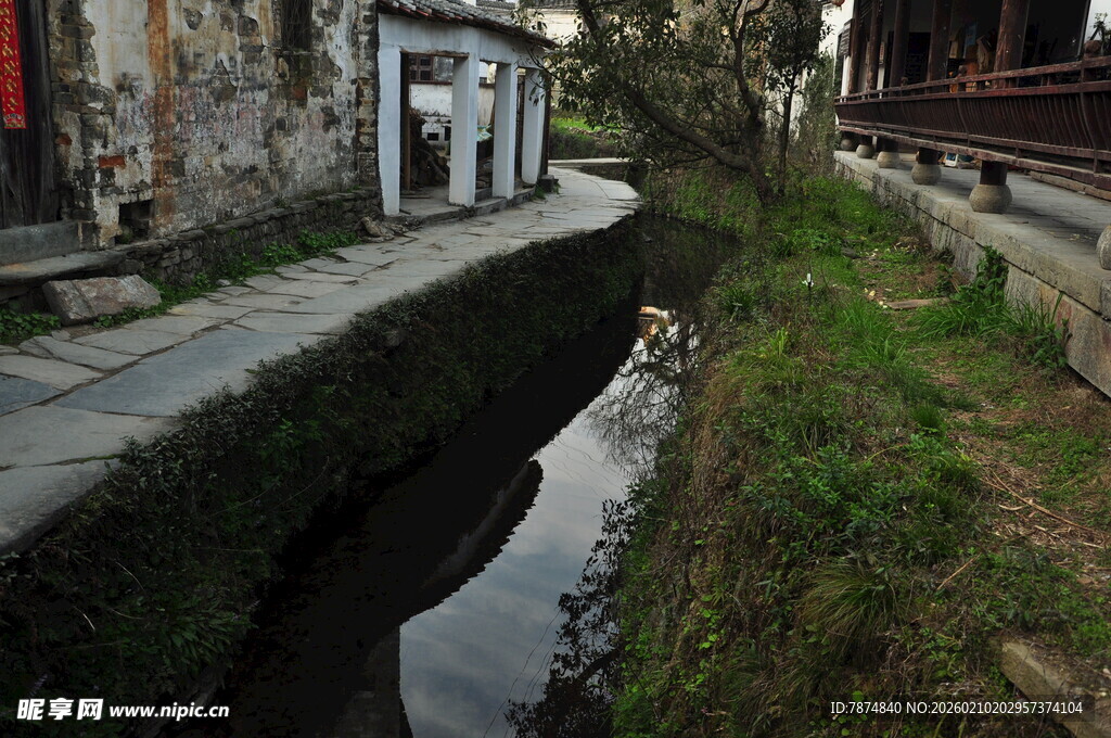 婺源小巷旁的静谧溪流