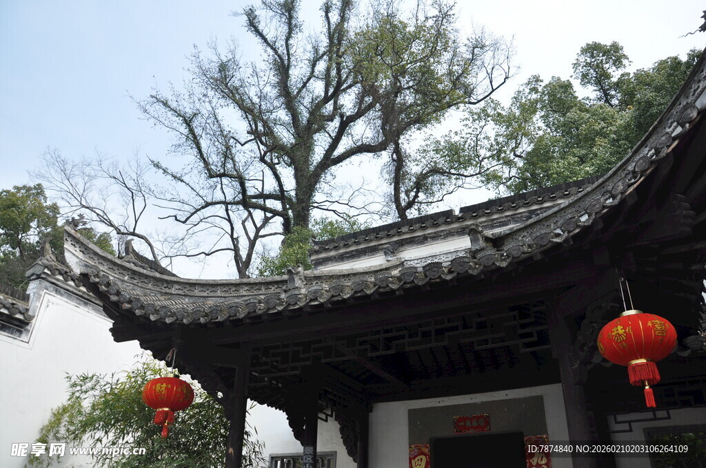 婺源中式古建屋檐挂红灯笼