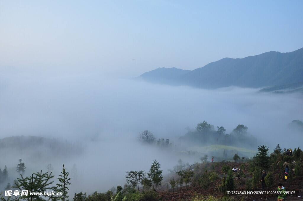 婺源山间晨雾缭绕的美丽景致
