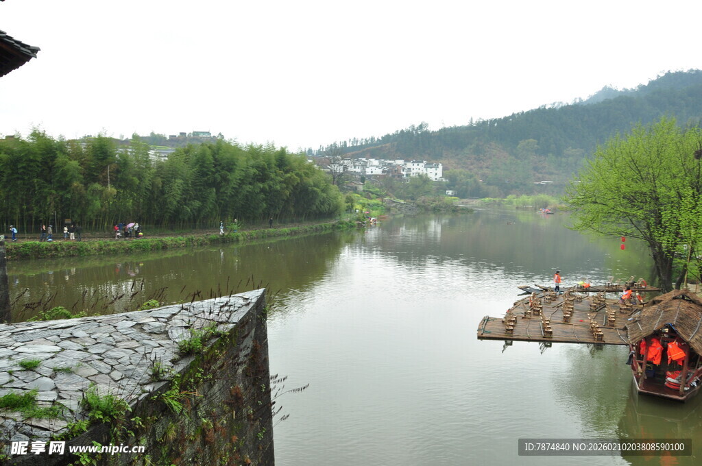 婺源宁静河畔小船悠游之景