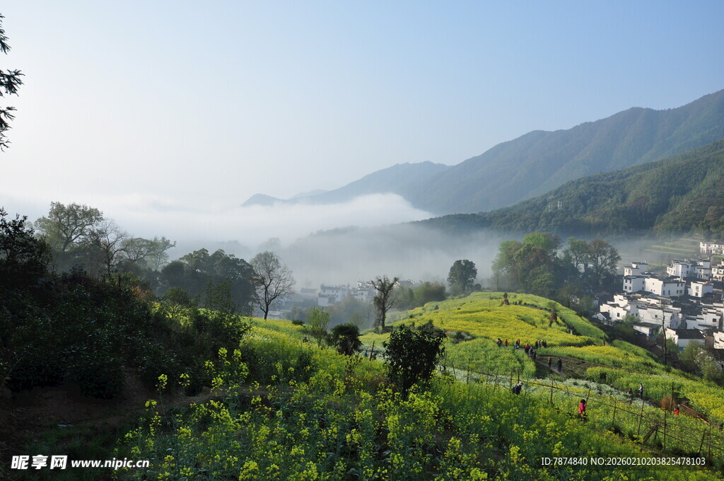 婺源山间云雾下的田园美景