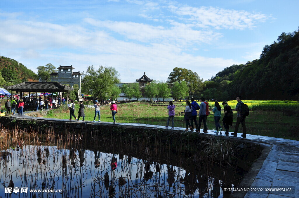 婺源户外湖边人群休闲场景