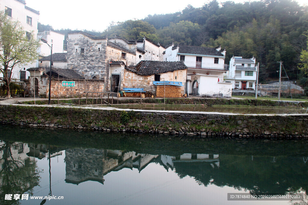 婺源江南水乡宁静村落倒影