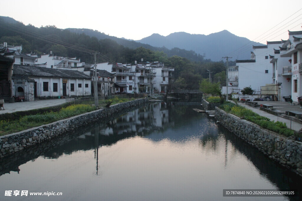 婺源江南水乡宁静河道村落