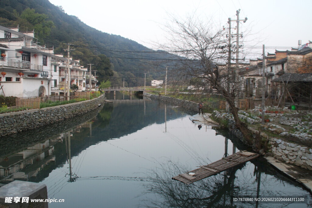 婺源宁静山村小河畔风景