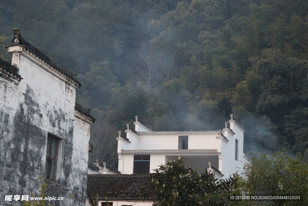 婺源山村古宅炊烟袅袅
