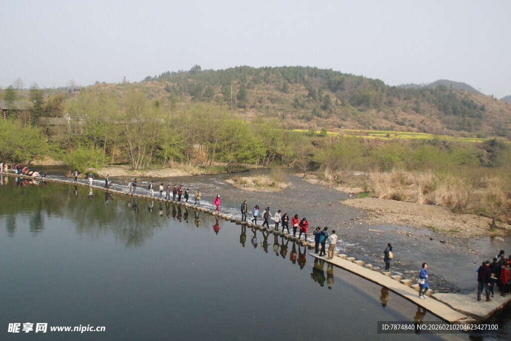婺源湖畔长桥游人漫步赏春景