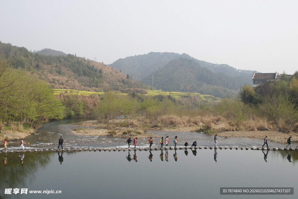 婺源山水间的木桥与自然风光